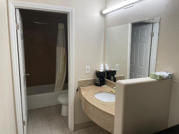 Colony Inn image 37